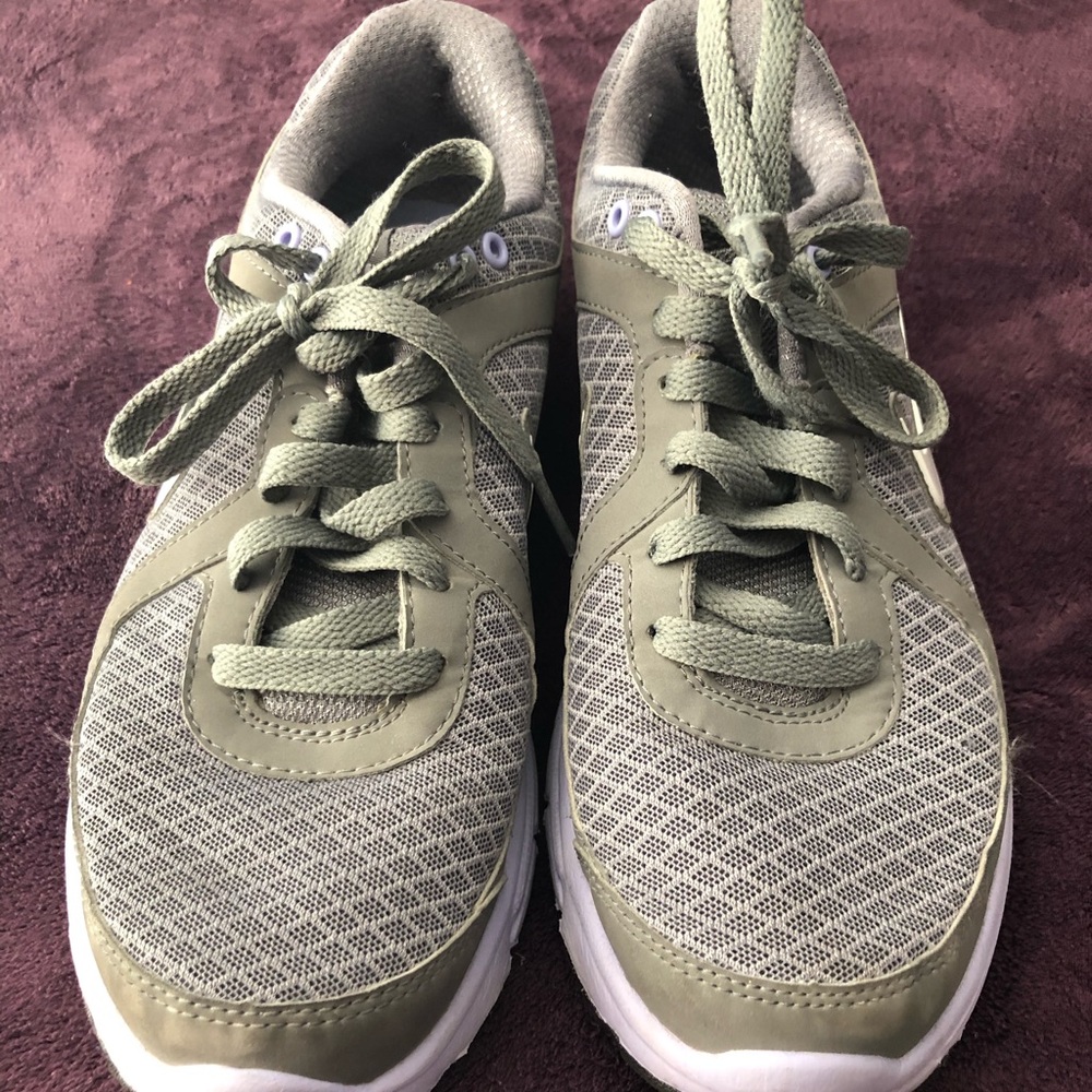 Nike Air Relentless Woman’s Size 8 Gray and Purple